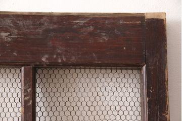 アンティーク建具　明治期　ヒノキ材　亀甲金網付き　経年を感じる風合いが魅力!貫禄を感じる蔵戸(きつね格子、狐格子、玄関戸、玄関ドア、引き戸、格子戸、マス目、升目)(R-053269)