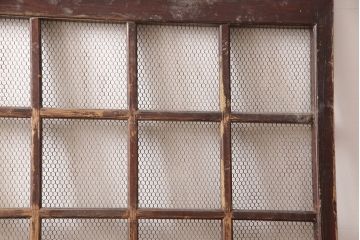 アンティーク建具　明治期　ヒノキ材　亀甲金網付き　経年を感じる風合いが魅力!貫禄を感じる蔵戸(きつね格子、狐格子、玄関戸、玄関ドア、引き戸、格子戸、マス目、升目)(R-053269)