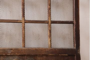 アンティーク建具　明治期　ヒノキ材　亀甲金網付き　経年を感じる風合いが魅力!貫禄を感じる蔵戸(きつね格子、狐格子、玄関戸、玄関ドア、引き戸、格子戸、マス目、升目)(R-053269)