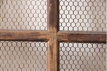 アンティーク建具　明治期　ヒノキ材　亀甲金網付き　経年を感じる風合いが魅力!貫禄を感じる蔵戸(きつね格子、狐格子、玄関戸、玄関ドア、引き戸、格子戸、マス目、升目)(R-053269)