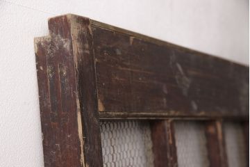 アンティーク建具　明治期　ヒノキ材　亀甲金網付き　経年を感じる風合いが魅力!貫禄を感じる蔵戸(きつね格子、狐格子、玄関戸、玄関ドア、引き戸、格子戸、マス目、升目)(R-053269)