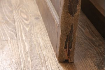 アンティーク建具　明治期　ヒノキ材　亀甲金網付き　経年を感じる風合いが魅力!貫禄を感じる蔵戸(きつね格子、狐格子、玄関戸、玄関ドア、引き戸、格子戸、マス目、升目)(R-053269)