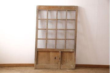 アンティーク建具　明治期　ヒノキ材　亀甲金網付き　経年を感じる風合いが魅力!貫禄を感じる蔵戸(きつね格子、狐格子、玄関戸、玄関ドア、引き戸、格子戸、マス目、升目)(R-053269)