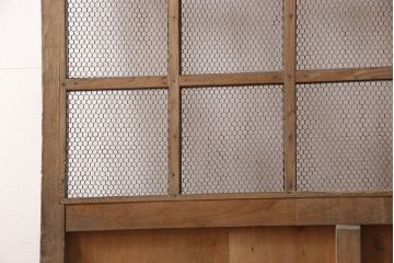 アンティーク建具　明治期　ヒノキ材　亀甲金網付き　経年を感じる風合いが魅力!貫禄を感じる蔵戸(きつね格子、狐格子、玄関戸、玄関ドア、引き戸、格子戸、マス目、升目)(R-053269)