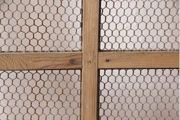 アンティーク建具　明治期　ヒノキ材　亀甲金網付き　経年を感じる風合いが魅力!貫禄を感じる蔵戸(きつね格子、狐格子、玄関戸、玄関ドア、引き戸、格子戸、マス目、升目)(R-053269)