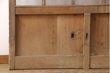 アンティーク建具　明治期　ヒノキ材　亀甲金網付き　経年を感じる風合いが魅力!貫禄を感じる蔵戸(きつね格子、狐格子、玄関戸、玄関ドア、引き戸、格子戸、マス目、升目)(R-053269)