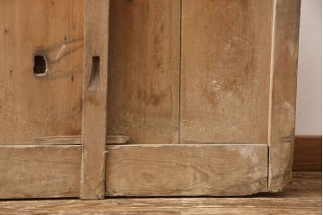 アンティーク建具　明治期　ヒノキ材　亀甲金網付き　経年を感じる風合いが魅力!貫禄を感じる蔵戸(きつね格子、狐格子、玄関戸、玄関ドア、引き戸、格子戸、マス目、升目)(R-053269)
