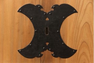 アンティーク建具　明治大正期　総ケヤキ材　明るい色合いで上品な佇まいが魅力の蔵戸(玄関戸、玄関ドア、引き戸)(R-053270)