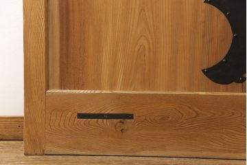 アンティーク建具　明治大正期　総ケヤキ材　明るい色合いで上品な佇まいが魅力の蔵戸(玄関戸、玄関ドア、引き戸)(R-053270)