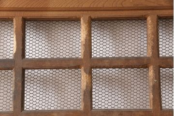 アンティーク建具　明治大正期　総ケヤキ材　亀甲金網付き　重厚感漂う蔵戸(玄関戸、玄関ドア、引き戸)(R-053271)