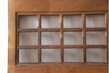 アンティーク建具　明治大正期　総ケヤキ材　亀甲金網付き　重厚感漂う蔵戸(玄関戸、玄関ドア、引き戸)(R-053271)