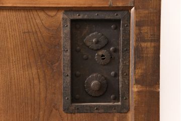 アンティーク建具　明治大正期　総ケヤキ材　亀甲金網付き　重厚感漂う蔵戸(玄関戸、玄関ドア、引き戸)(R-053271)