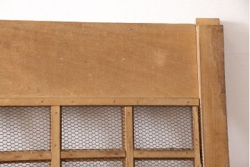 アンティーク建具　明治大正期　総ケヤキ材　亀甲金網付き　重厚感漂う蔵戸(玄関戸、玄関ドア、引き戸)(R-053271)