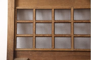 アンティーク建具　明治大正期　総ケヤキ材　亀甲金網付き　重厚感漂う蔵戸(玄関戸、玄関ドア、引き戸)(R-053271)
