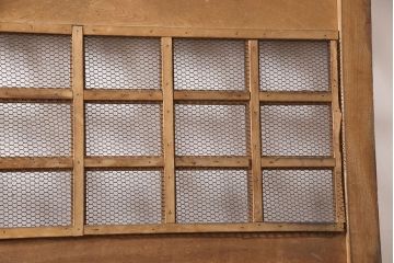 アンティーク建具　明治大正期　総ケヤキ材　亀甲金網付き　重厚感漂う蔵戸(玄関戸、玄関ドア、引き戸)(R-053271)