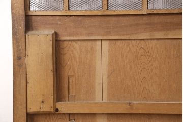 アンティーク建具　明治大正期　総ケヤキ材　亀甲金網付き　重厚感漂う蔵戸(玄関戸、玄関ドア、引き戸)(R-053271)