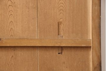 アンティーク建具　明治大正期　総ケヤキ材　亀甲金網付き　重厚感漂う蔵戸(玄関戸、玄関ドア、引き戸)(R-053271)