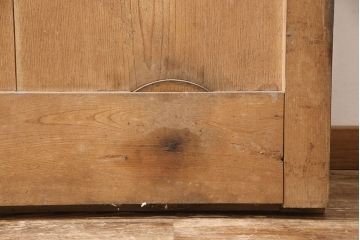 アンティーク建具　明治大正期　総ケヤキ材　亀甲金網付き　重厚感漂う蔵戸(玄関戸、玄関ドア、引き戸)(R-053271)