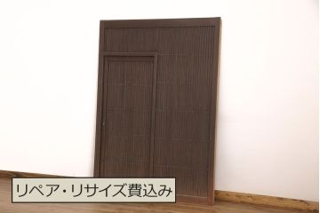 アンティーク建具　明治期　和モダンの空間づくりにおすすめ!整然と並ぶ格子が美しいくぐり戸(蔵戸、格子戸、引き戸)(R-053272)
