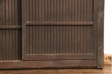 アンティーク建具　明治期　和モダンの空間づくりにおすすめ!整然と並ぶ格子が美しいくぐり戸(蔵戸、格子戸、引き戸)(R-053272)