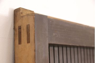 アンティーク建具　明治期　和モダンの空間づくりにおすすめ!整然と並ぶ格子が美しいくぐり戸(蔵戸、格子戸、引き戸)(R-053272)