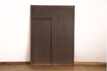 アンティーク建具　明治期　和モダンの空間づくりにおすすめ!整然と並ぶ格子が美しいくぐり戸(蔵戸、格子戸、引き戸)(R-053272)