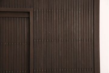 アンティーク建具　明治期　和モダンの空間づくりにおすすめ!整然と並ぶ格子が美しいくぐり戸(蔵戸、格子戸、引き戸)(R-053272)