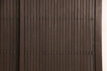 アンティーク建具　明治期　和モダンの空間づくりにおすすめ!整然と並ぶ格子が美しいくぐり戸(蔵戸、格子戸、引き戸)(R-053272)