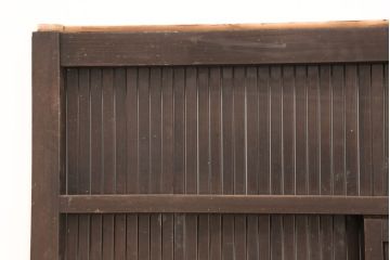 アンティーク建具　明治期　和モダンの空間づくりにおすすめ!整然と並ぶ格子が美しいくぐり戸(蔵戸、格子戸、引き戸)(R-053272)