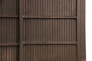 アンティーク建具　明治期　和モダンの空間づくりにおすすめ!整然と並ぶ格子が美しいくぐり戸(蔵戸、格子戸、引き戸)(R-053272)