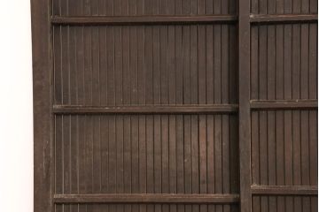 アンティーク建具　明治期　和モダンの空間づくりにおすすめ!整然と並ぶ格子が美しいくぐり戸(蔵戸、格子戸、引き戸)(R-053272)