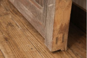 アンティーク建具　明治期　和モダンの空間づくりにおすすめ!整然と並ぶ格子が美しいくぐり戸(蔵戸、格子戸、引き戸)(R-053272)