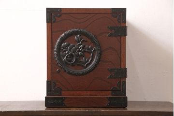 中古　美品　手造り民芸家具　存在感のある金具が魅力的な片開き戸付き小引き出し(小箪笥、小たんす、小抽斗、卓上収納、小物収納)(R-053274)