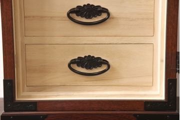 中古　美品　手造り民芸家具　存在感のある金具が魅力的な片開き戸付き小引き出し(小箪笥、小たんす、小抽斗、卓上収納、小物収納)(R-053274)