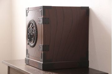 中古　美品　手造り民芸家具　存在感のある金具が魅力的な片開き戸付き小引き出し(小箪笥、小たんす、小抽斗、卓上収納、小物収納)(R-053274)