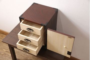 中古　美品　手造り民芸家具　存在感のある金具が魅力的な片開き戸付き小引き出し(小箪笥、小たんす、小抽斗、卓上収納、小物収納)(R-053274)