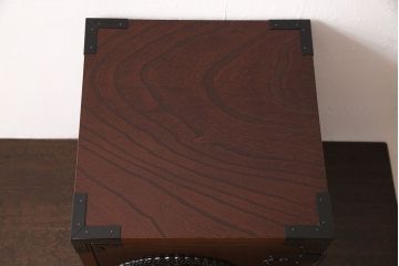 中古　美品　手造り民芸家具　存在感のある金具が魅力的な片開き戸付き小引き出し(小箪笥、小たんす、小抽斗、卓上収納、小物収納)(R-053274)