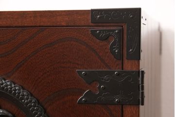 中古　美品　手造り民芸家具　存在感のある金具が魅力的な片開き戸付き小引き出し(小箪笥、小たんす、小抽斗、卓上収納、小物収納)(R-053274)