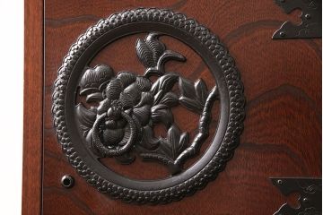 中古　美品　手造り民芸家具　存在感のある金具が魅力的な片開き戸付き小引き出し(小箪笥、小たんす、小抽斗、卓上収納、小物収納)(R-053274)