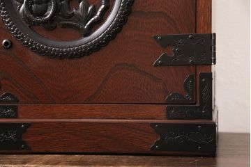 中古　美品　手造り民芸家具　存在感のある金具が魅力的な片開き戸付き小引き出し(小箪笥、小たんす、小抽斗、卓上収納、小物収納)(R-053274)