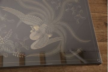 中古　輪島塗　ガラス天板付き　天板前面に描かれた鳳凰のデザインが美しい座卓(ローテーブル、センターテーブル)(R-053278)