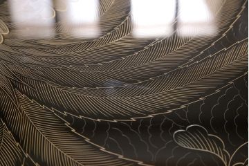 中古　輪島塗　ガラス天板付き　天板前面に描かれた鳳凰のデザインが美しい座卓(ローテーブル、センターテーブル)(R-053278)