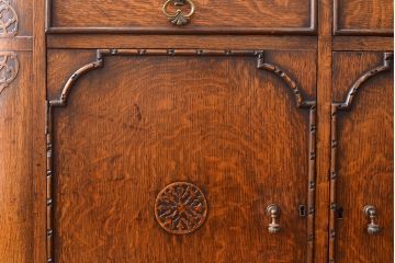 イギリスアンティーク　オーク材　サイズ、デザイン共におすすめ!クラシカルな空間を演出するサイドボード(サイドキャビネット、収納棚)(R-053281)