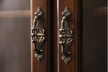 中古　美品　カリモク家具(karimoku)　コロニアルシリーズ　大人の落ち着いた空間を演出する書棚(ブックケース、本棚、戸棚、キャビネット、収納棚)(定価約30万円)(R-053282)
