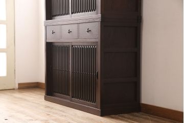 中古　美品　北海道旭川家具　和光　落ち着いた色合いと格子がモダンな雰囲気を醸し出す水屋箪笥(水屋たんす、食器棚、収納棚、キャビネット)(定価約41万円)(R-053283)