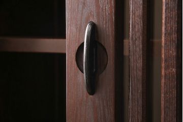 中古　美品　北海道旭川家具　和光　落ち着いた色合いと格子がモダンな雰囲気を醸し出す水屋箪笥(水屋たんす、食器棚、収納棚、キャビネット)(定価約41万円)(R-053283)