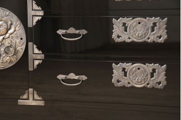 中古　美品　ニシザキ工芸　匣屋深川(はこやふかがわ)　黒漆塗り　モダンな空間にも合わせやすい民芸箪笥サイドボード(引き出し、サイドチェスト、収納箪笥、整理箪笥)(R-053285)