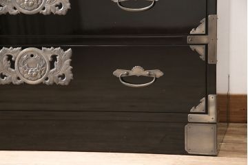 中古　美品　ニシザキ工芸　匣屋深川(はこやふかがわ)　黒漆塗り　モダンな空間にも合わせやすい民芸箪笥サイドボード(引き出し、サイドチェスト、収納箪笥、整理箪笥)(R-053285)