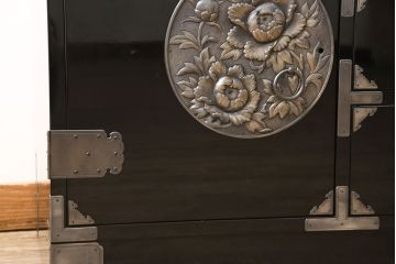 中古　美品　ニシザキ工芸　匣屋深川(はこやふかがわ)　黒漆塗り　モダンな空間にも合わせやすい民芸箪笥サイドボード(引き出し、サイドチェスト、収納箪笥、整理箪笥)(R-053285)