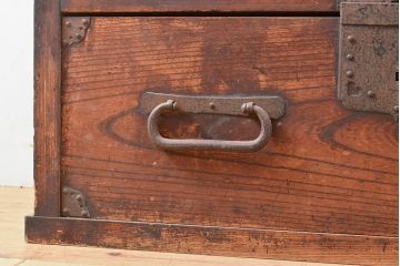 和製アンティーク　前面ケヤキ材　和の趣溢れる佇まいが目を引く框組みの時代箪笥(引き出し、チェスト、和たんす)(R-053297)